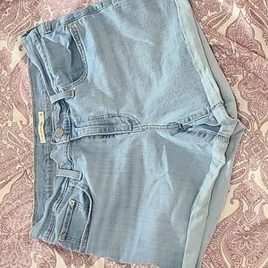 Levis mid length short